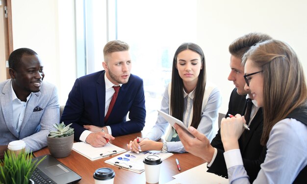 Conseiller d'affaires analysant les chiffres financiers indiquant l'avancement des travaux de l'entreprise