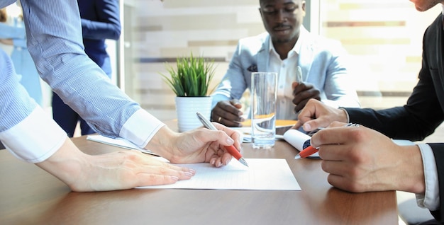 Conseiller commercial analysant les chiffres financiers indiquant l'avancement des travaux de l'entreprise