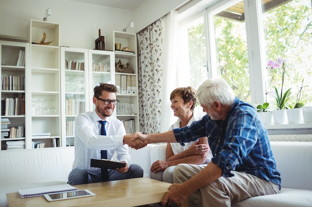 Conseiller financier, serrer main, à, homme aîné