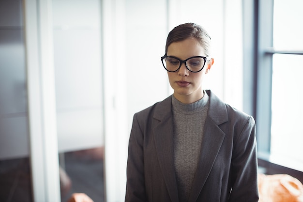 Conseiller à lunettes debout