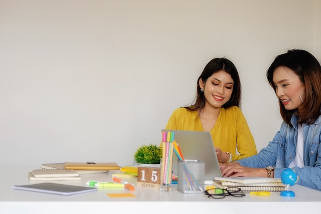 Conseiller occasionnel d&#39;affaires analysant les progrès financiers