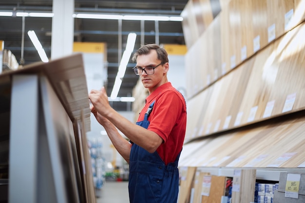 Conseiller de vente vérifiant le marquage sur le panneau stratifié