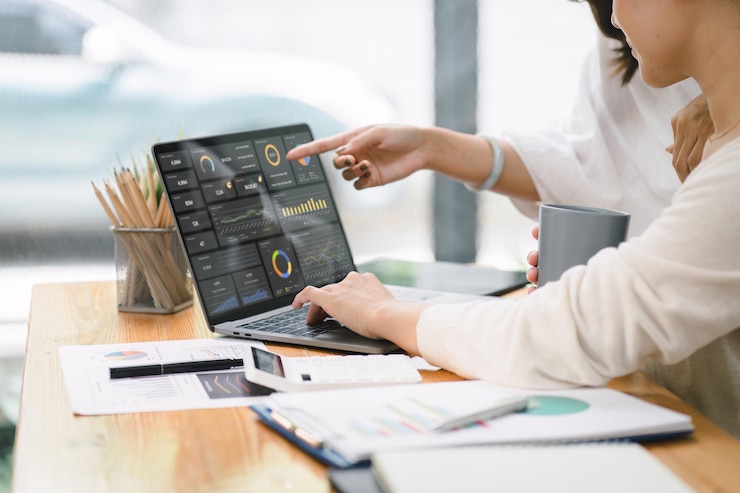 Photo conseillère en analyse financière d'affaires équipe de femmes analysant des graphiques de données graphiques et un tableau de bord sur l'écran de l'ordinateur portable concept d'analyse de données