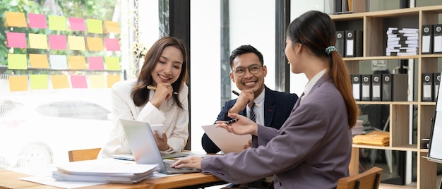 Des conseillers d'affaires asiatiques réfléchissent à une réunion pour analyser et discuter de la situation sur le rapport financier dans l'espace de travail Consultant en investissement Concept de comptabilité de conseiller financier