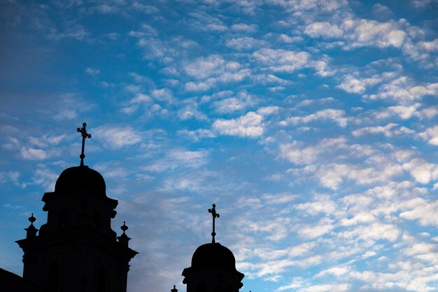 Conseils d'église avec croix dans l'ombre