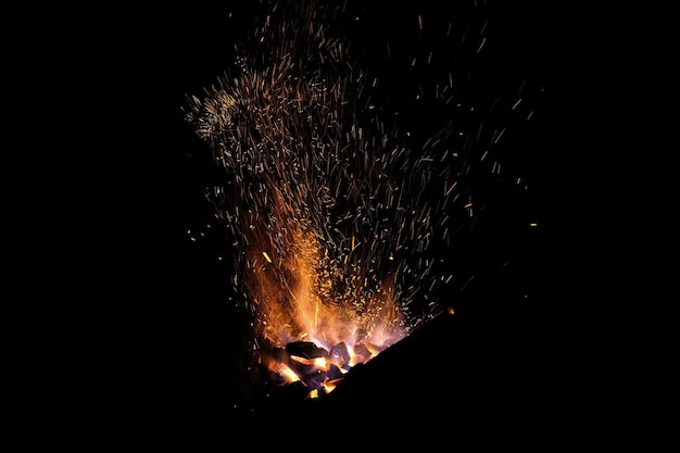 Conseils de flamme de feu Smithy avec gros plan d'étincelles sur fond sombre