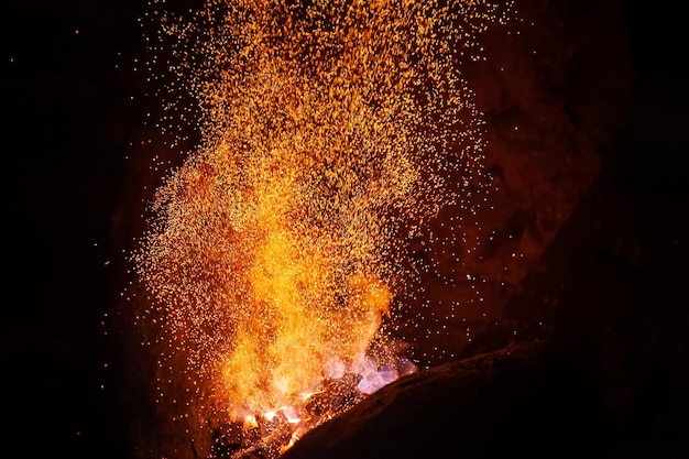 Conseils de flamme de feu Smithy avec gros plan d'étincelles sur fond sombre