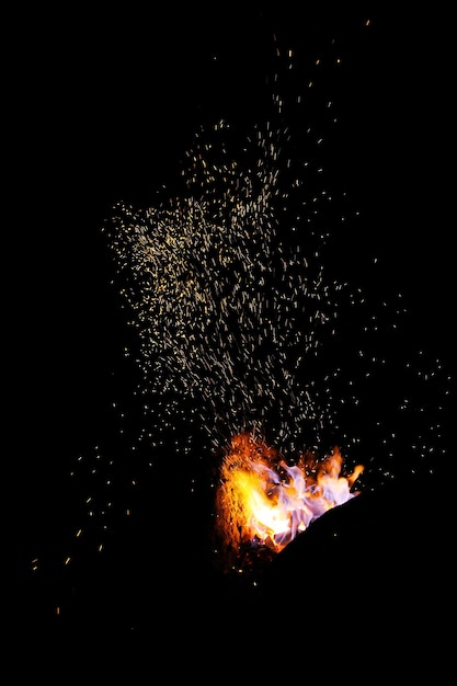 Photo conseils de flamme de feu smithy avec gros plan d'étincelles sur fond sombre