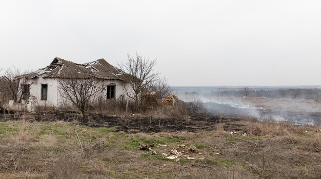 Conséquences des bombardements réguliers dans un village en Ukraine