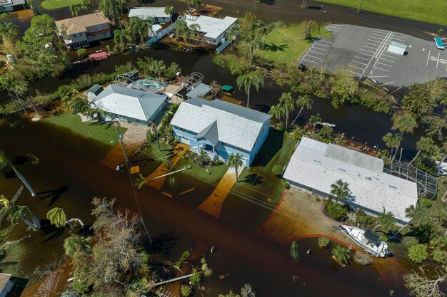 Conséquences d'une catastrophe naturelle Lourdes inondations avec des eaux élevées entourant des maisons résidentielles après les pluies de l'ouragan Ian dans la région résidentielle de la Floride