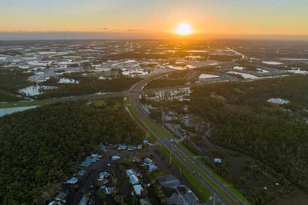 Conséquences de la catastrophe naturelle Lourdes inondations avec des eaux élevées entourant les maisons résidentielles après les pluies de l'ouragan Ian dans la zone résidentielle de la Floride