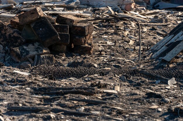 Les conséquences d'une explosion à la bombe et d'un incendie dans un immeuble résidentiel