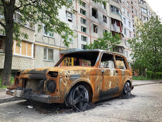 Les conséquences de la guerre en Ukraine ont détruit des maisons et brûlé des voitures Des voitures de civils ont été abattues et incendiées Guerre de la Russie contre l'Ukraine Des voitures endommagées après le bombardement de Kharkov Ukraine Crimes de guerre