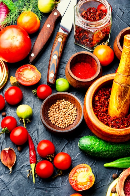 La conservation à domicile des légumes.Récolte de tomates et de concombres pour le marinage.