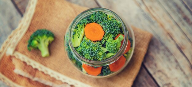 Conservation du brocoli aux carottes en pot