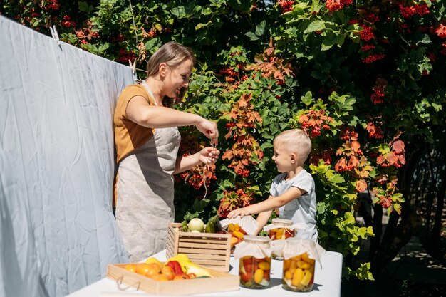 Photo conservation des légumes de jardin, de la tomate, du poivre, des courgettes, des légumes, des aliments fermentés