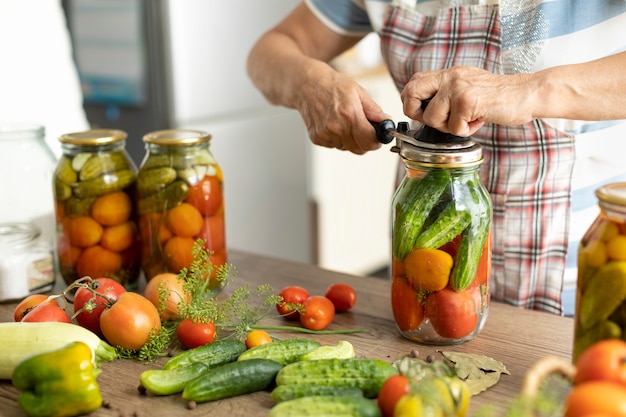 Conservation des tomates et concombres, la récolte est salée en bocaux