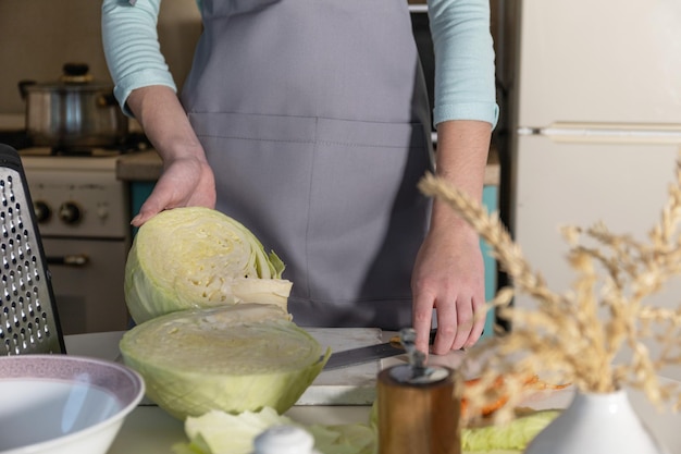 Conserve de choucroute Une jeune femme prépare une choucroute maison avec des carottes dans la cuisine