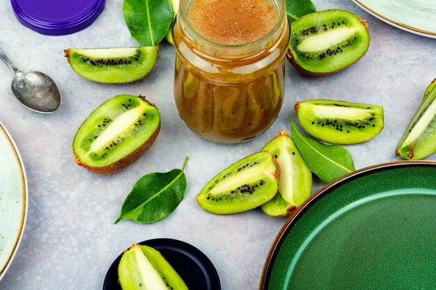 Conserve de confiture de kiwi exotique