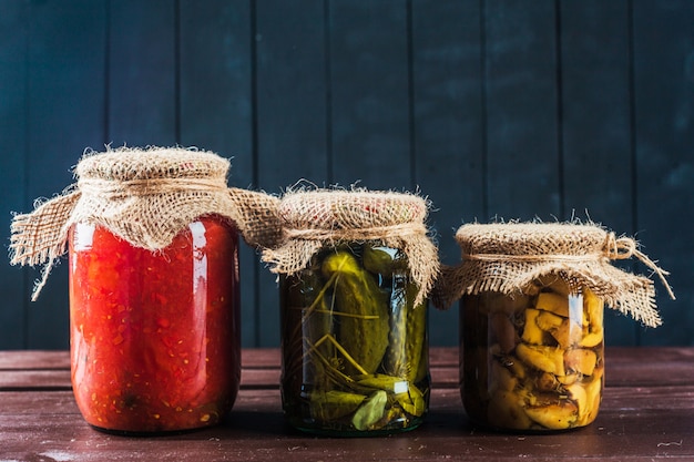 Conserves de légumes sur bois