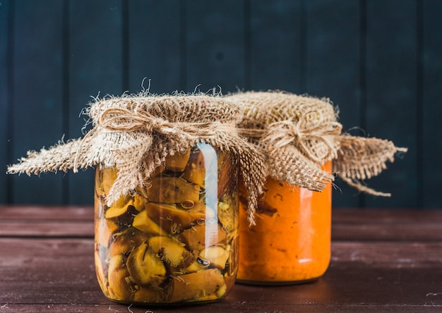 Conserves de légumes sur bois