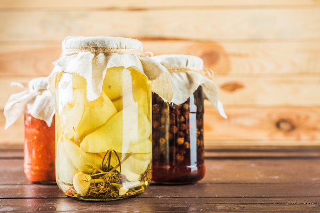 Photo conserves de légumes sur fond en bois