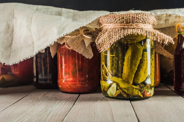 Conserves de légumes sur fond en bois