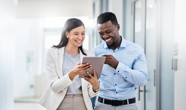 Considérez votre concurrent comme votre motivation Photo de deux hommes d'affaires discutant de quelque chose sur une tablette numérique