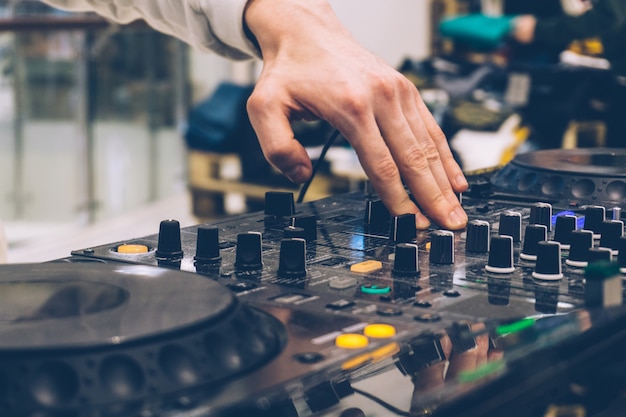 Console DJ sur la performance. Créer de la musique et accorder des DJ sur des équipements