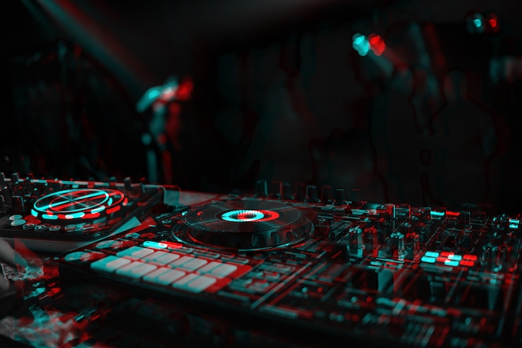 Photo console dj pour mélanger de la musique avec des gens flous dansant lors d'une soirée en boîte de nuit. noir et blanc avec effet de réalité virtuelle glitch 3d