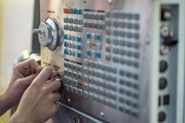 Photo console d'une machine industrielle