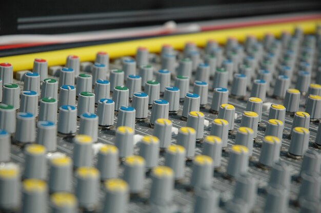 Photo console de mixage audio dans un studio d'enregistrement. faders et boutons d'une table de mixage.