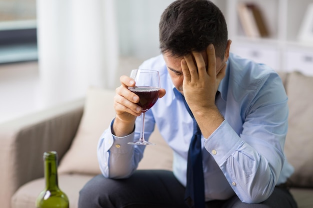 Photo consommation d'alcool et de vin rouge à la maison