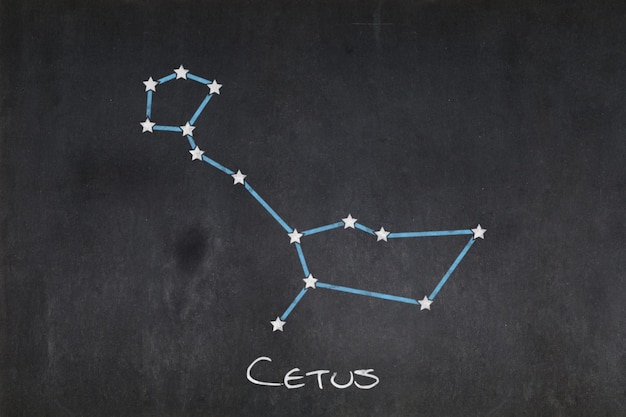 Constellation de Cetus dessinée sur un tableau noir