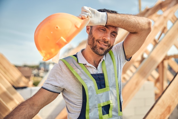 L'usage De Travailleur D'homme Un Casque Orange Avec Le Chantier De  Construction Photo stock - Image du architecte, construction: 85693354