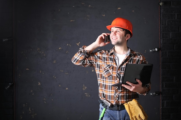 Constructeur d'architecte masculin dans un casque protecteur