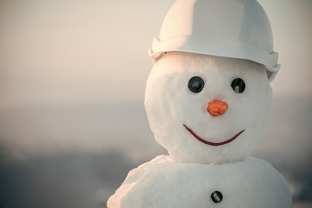 Photo constructeur de bonhomme de neige en casque.