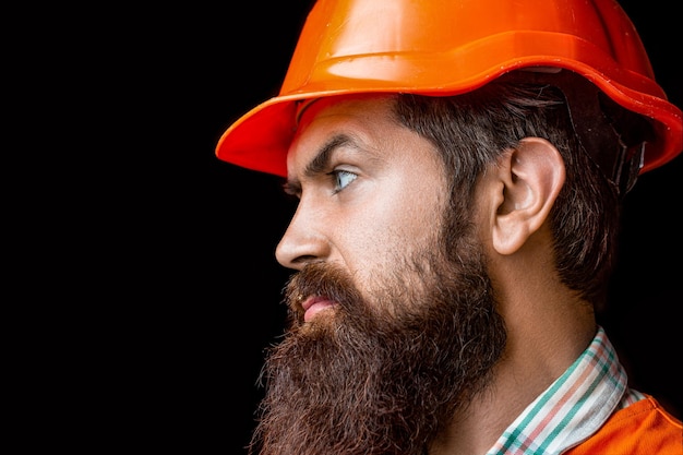 Constructeur en casque de chantier contremaître ou réparateur en casque Homme industrie des constructeurs Travailleur barbu avec barbe dans le bâtiment d'un casque ou d'un casque Portrait constructeur ingénieur civil travaillant