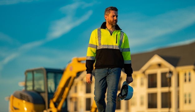 Constructeur en casque sur le chantier