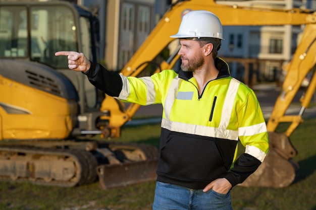 Constructeur en casque sur le chantier