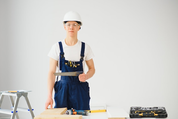 Constructeur de casques sur blanc