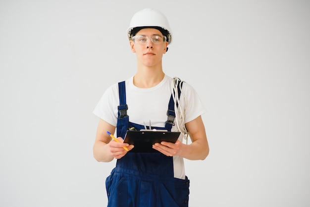 Constructeur de casques sur fond blanc