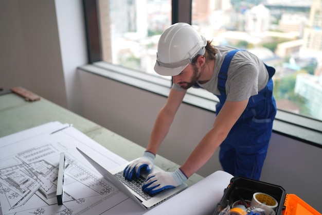 Constructeur sur le chantier