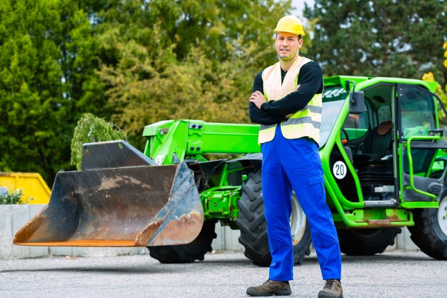 Constructeur devant des engins de chantier