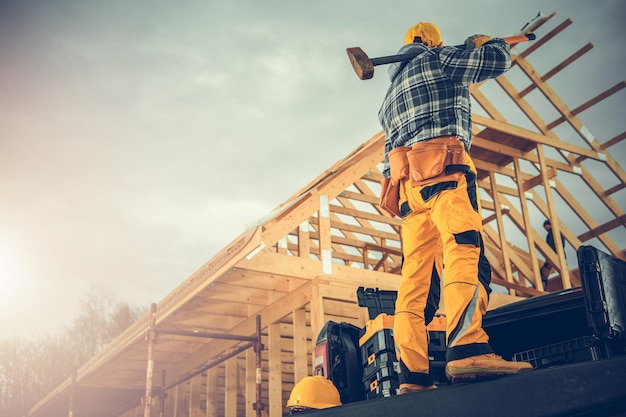 Un constructeur fort avec un grand marteau prêt pour un travail difficile