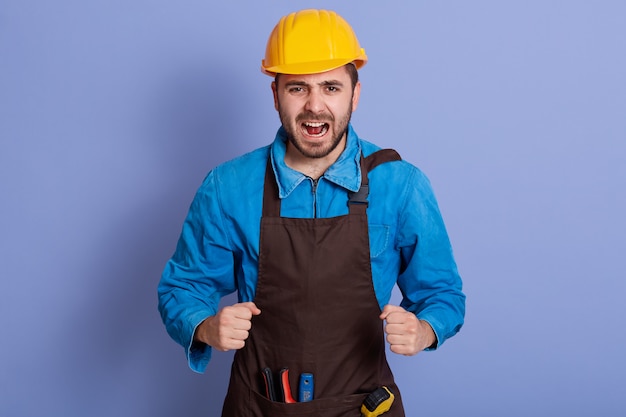 Constructeur heureux portant un casque de construction jaune