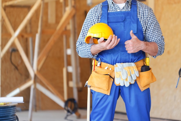 Constructeur avec le pouce vers le haut