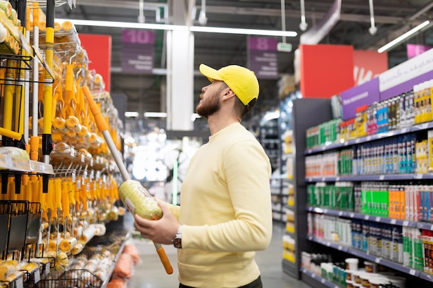 Constructeur prenant un nouveau rouleau pour les travaux de peinture dans un magasin d'articles d'intérieur