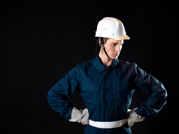 Un constructeur ou un réparateur, un homme en robe et un casque de protection