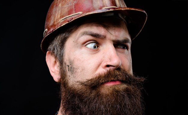 Constructeur sérieux dans l'industrie du bâtiment d'entreprise de casque de protection homme barbu constructeur de technologie dans